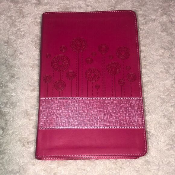 Bible Girls God’s Word Translation Pink - Picture 1 of 6